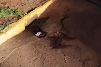 Local onde a vítima foi esfaqueada e caiu sangrando (Foto: Direto das Ruas)