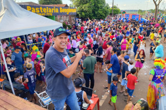 Dill oportuniza tarde mágica para milhares de crianças com brinquedos e bolo gigante