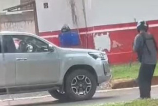 Dupla em moto executou pecuarista que estava dentro de caminhonete - Foto: Reprodução