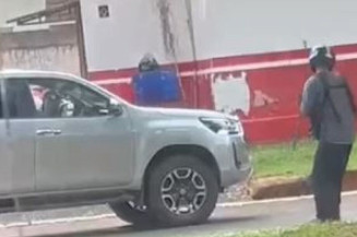 Dupla em moto executou pecuarista que estava dentro de caminhonete - Foto: Reprodução