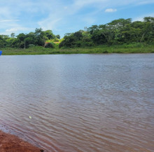 Mulher morre afogada em lagoa enquanto nadava com amiga