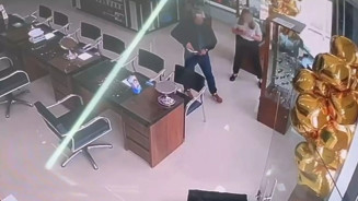 Ladrão tenta roubar joalheria e foge após funcionária pedir socorro