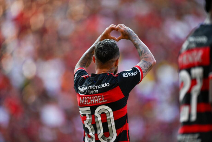 Lateral Alex Sandro ficou com a sobra na esquerda e tocou para Michael concluir, responsável também pelo 3&ordm; gol aos 40 minutos - Reprodução/Marcelo Cortes/CRF