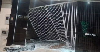 Ladrões arrombam fachada de comércio com picape e furtam R$ 15 mil em joias