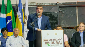 Governador Eduardo Riedel durante discurso de posse da nova diretoria do Sindicato Rural de Dourados - Foto: Flávio Verão