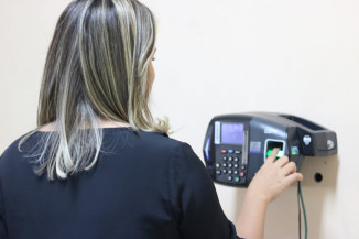 Prestes a encerrar mandato, Alan regulamenta controle de frequência de servidores por ponto eletrônico