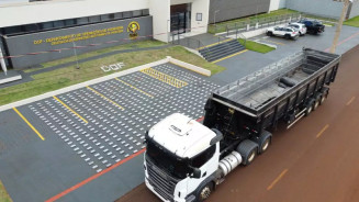 Tabletes de cocaína espalhados em estacionamento do DOF, ao lado de carreta apreendida (Foto: Divulgação)