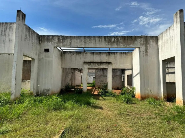 Ceim da vila Erondina está com a carcaça das obras expostas ao tempo há vários anos - Foto: Alexandre Pimenta/Dourados em Pauta