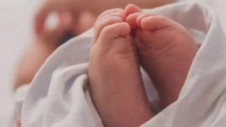 Casal é preso após bebê ser internado com queimaduras de cigarro