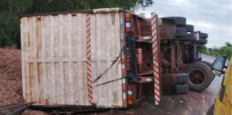 Carreta com serragem tomba na BR 163