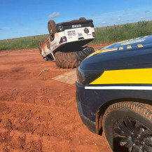 Durante a fuga, a picape capotou, e o condutor, identificado como Danilo da Silva, tentou escapar a pé, mas foi alcançado e preso