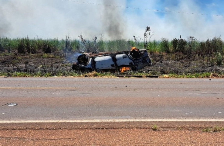 Após a colisão, o carro de passeio pegou fogo na BR-376 (Foto: IviAgora/Divulgação)