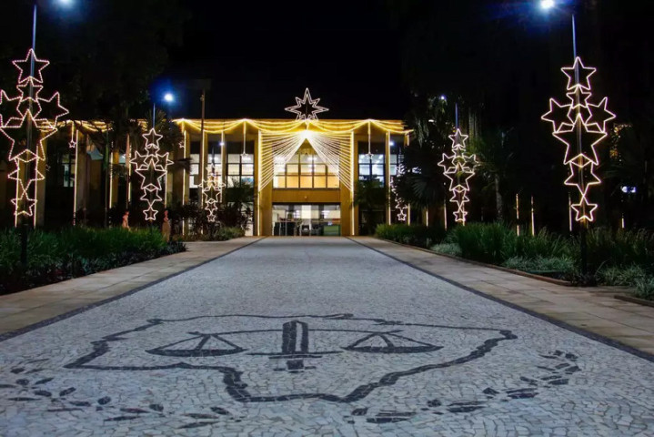 Entrada da sede do Tribunal de Justiça de Mato Grosso do Sul decorada (Foto: Juliano Almeida/Campo Grande News)