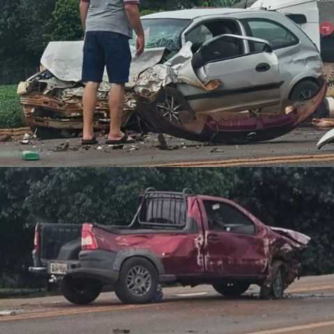 Veículos envolvidos no acidente ficaram destruídos (Foto: Reprodução)... veja mais em https://www.campograndenews.com.br/cidades/interior/carros-ficam-destruidos-e-um-e-hospitalizado-apos-acidente-na-br-163
