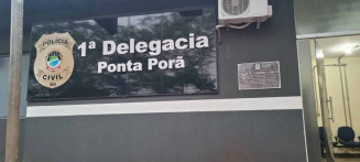 Motorista é fechado e tem veículo tomado em assalto
