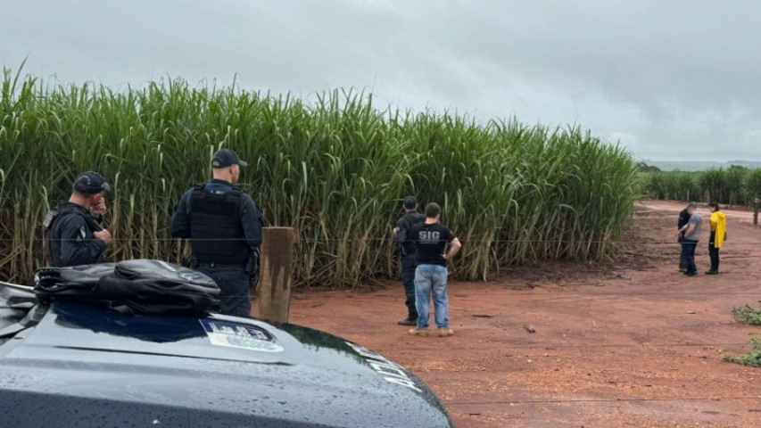 Durante a perseguição, o suspeito parou o veículo às margens da rodovia e saiu armado. Em meio ao confronto, ele foi baleado e morreu no local. - Foto: Jornal da Nova