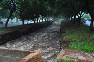 Córrego Rego D'água em Dourados recebe grande volume de água em período de chuva - Foto: Arquivo