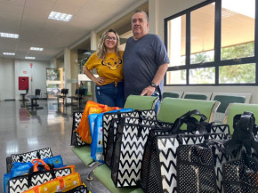 Família de paciente atendida no HU-UFGD doa kits de higiene para a Casa da Gestante, Bebê e Puérpera
