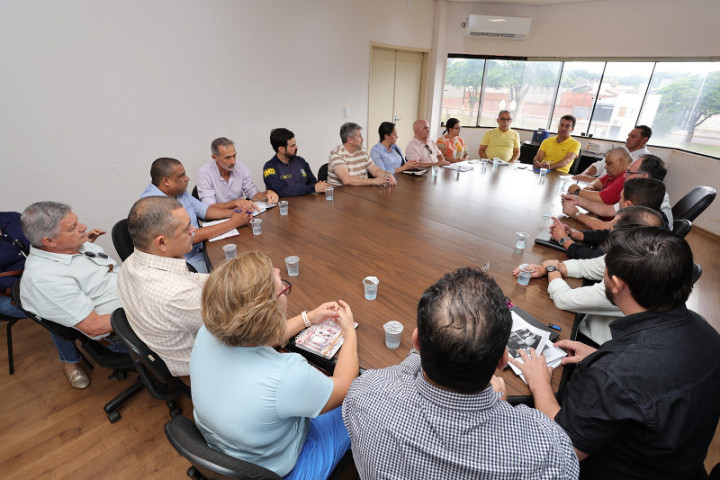 Mesmo com ponto facultativo, o prefeito Marçal Filho reuniu o secretariado para discutir ações do início de governo em Dourados