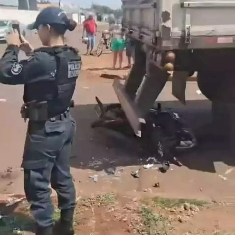 A moto foi parar embaixo do caminhão após o acidente (Foto: Reprodução/Folha de Dourados).