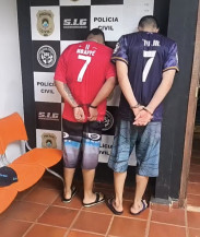 Dupla é presa ao agredir vítima para roubar celular