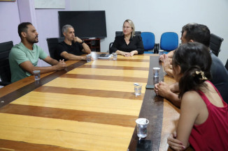 Liandra atende representantes da comunidade surda de Dourados
