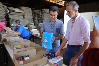 Prefeito Marçal Filho e o secretário de educação José Vicente Tardivo acompanham a montagem do kit escolar  – Foto: A. Frota