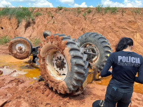 Perita criminal no local onde o acidente aconteceu (Foto: Sidney Assis)