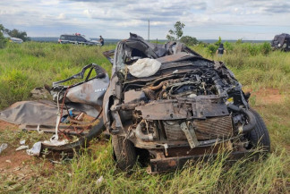 Carro foi destruído e a parte de cima e de trás foram esmagadas, com diversos amassos e avarias - DIVULGAÇÃO/PRF
