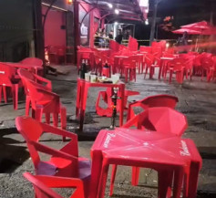 Jovem tentou correr para o interior do bar, mas caiu e morreu na entrada do estabelecimento - Foto: Reprodução/Sidnei Bronka