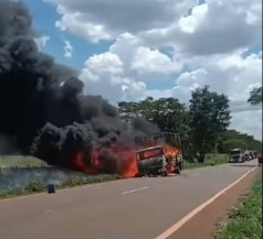 Caminhão pega fogo e é destruído na MS-156