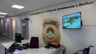 Médica procura a polícia após descobrir planos do namorado do marido