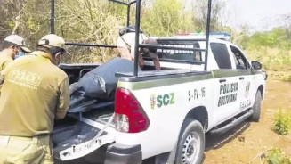 Corpos das vítimas sendo colocados em carroceria de camionete da polícia boliviana (Foto: Reprodução/Jornal El Deber)