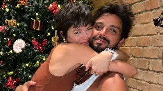 Agatha Moreira fala sobre relacionamento com Rodrigo Simas e comenta bissexualidade do ator