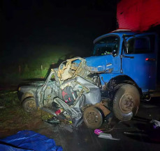Carro totalmente destruído depois de bater em caminhão. (Foto: Divulgação | Polícia Militar Rodoviária)