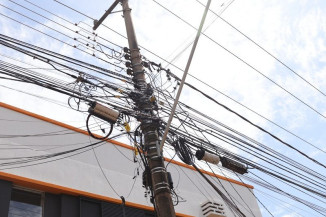 Dourados enfrenta problemas com emaranhados de fios que colocam em risco a população. Foto: A. Frota