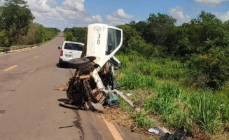 Colisão entre carro e carreta deixa um morto e outro ferido  na MS-040
