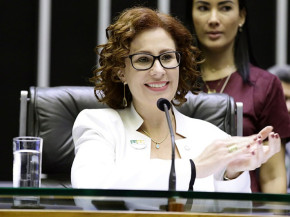 Carla Zambelli tem mandato de deputada cassado por abuso de poder