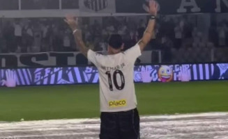 Emocionado, Neymar chora ao falar do pai e celebra retorno ao Santos