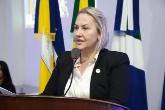 “Fevereiro Roxo”: Liandra destaca lei municipal  que garante direitos das pessoas com fibromialgia