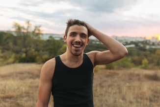 Verão com estilo: Como montar looks masculinos para dias quentes