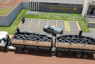 Carreta é apreendida com mais de 200 pneus saindo de MS com destino a MT