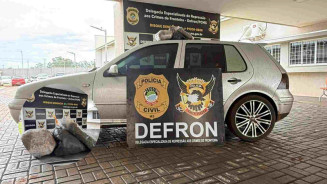 Dupla tenta fugir da polícia, bate carro e é flagrada 2kg de skunk
