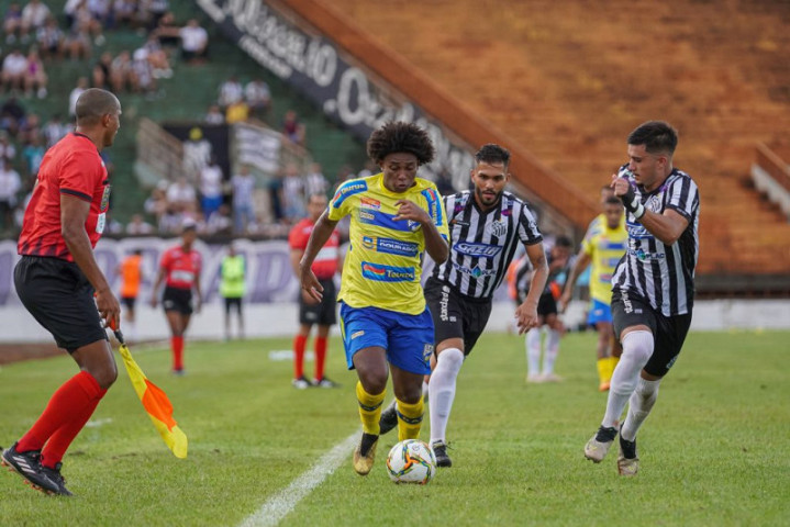 Operário e Dourados durante partida - Foto: Marcelo Berton