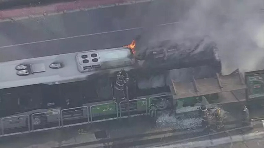 Avião cai e atinge um ônibus na região da Avenida Marquês de São Vicente, na Barra Funda, Zona Oeste de SP Foto: Reprodução/TV Globo / Perfil Brasil