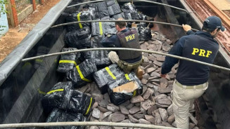 Caminhoneiro é preso com maconha e munições escondidas em carga de ferro