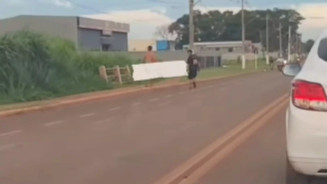 Homem estava sem roupas em avenida da cidade (Foto: Reprodução, Rio Brilhante em Tempo Real)