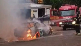 Carro pega fogo com motorista dormindo dentro