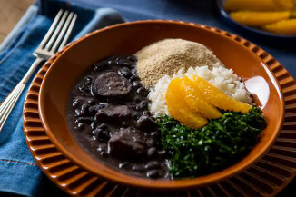 Cliente ameaça transformar em galinha dono de restaurante após feijoada acabar