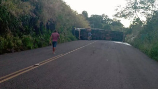 Caminhão tombado em rodovia estadual do Rio Grande do Sul; motorista morreu prensado (Foto: Divulgação).